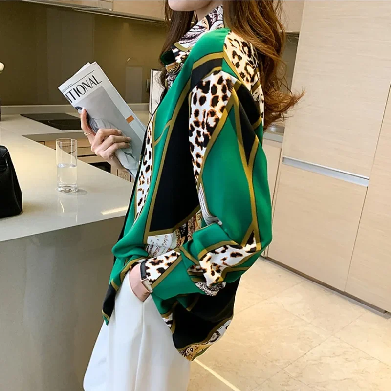 เสื้อเบลาส์สีเขียวแขนยาวลําลองสําหรับเสื้อผ้าผู้หญิง 2025 แฟชั่นสไตล์เกาหลีเสื้อพิมพ์ลายเสือดาว