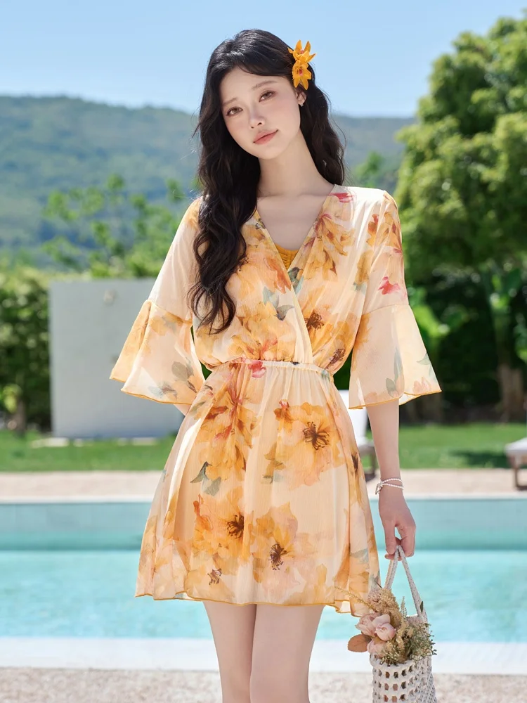 

Комплект женского купальника больших размеров из трех предметов: бикини, накидка и юбка-купальник для отпуска, термальных источников и спа-процедур