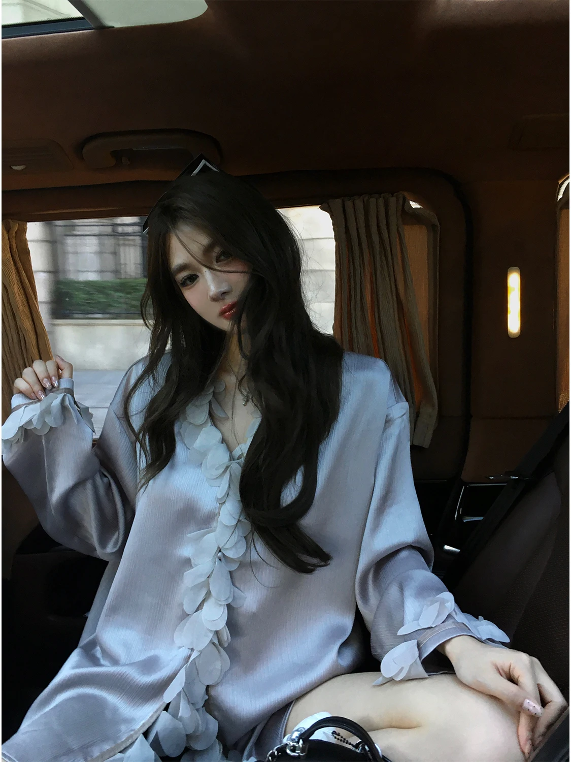 

Xinlei Lin Liquid Luminous Heavy Work Satin Loose Lazy irt Floral Texture Pleated Surface Polyester Fiber Long Sve V-Nec...