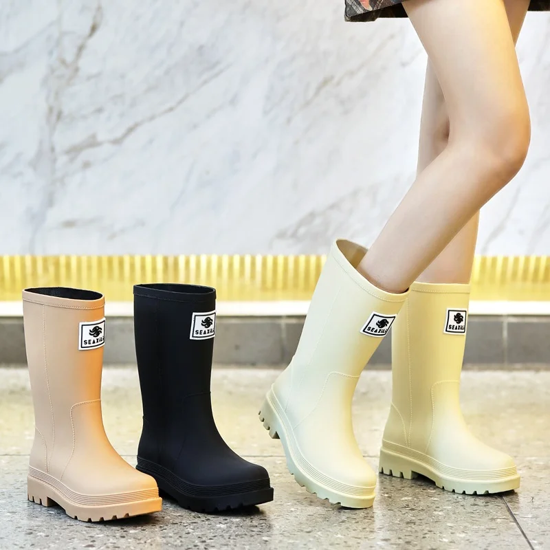 

2025 New Women's Mid-Calf Fleece-Lined Rain Boots Anti-Slip Thick Bottom Outdoor Fashionable Water Boots Winter Rubber Shoes