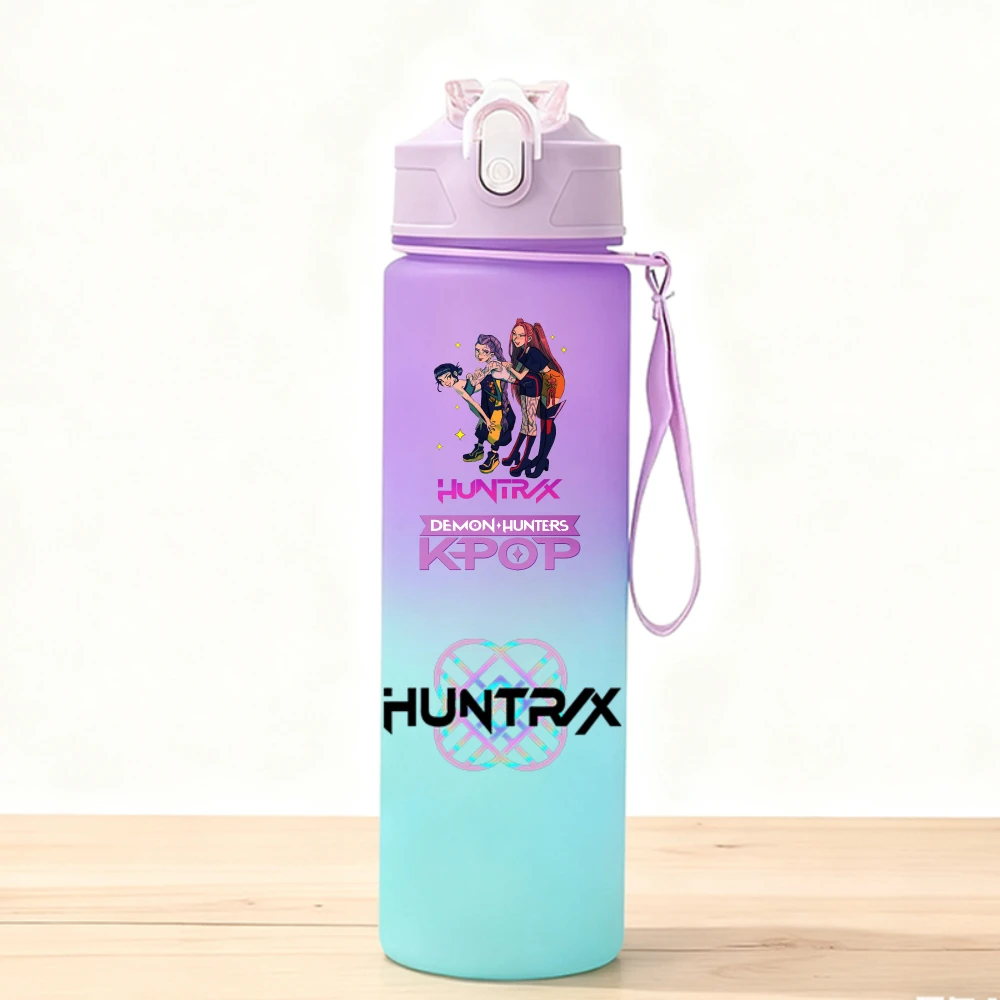 ขวดน้ำกีฬา KPop Demon Hunters 750 มล. ลายการ์ตูนน่ารักสำหรับเด็ก แก้วน้ำพลาสติกสำหรับเด็ก ลายอนิเมะ  ภาชนะใส่เครื่องดื่มเย็นแบบพกพา แก้วน้ำผลไม้