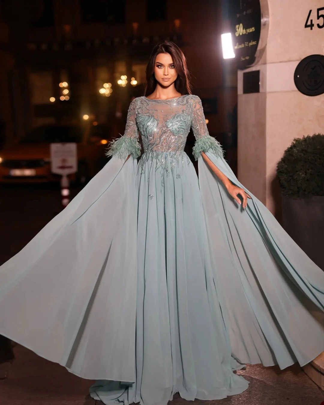 Vestido de noche glamoroso Vestidos para ocasiones formales Joya Mangas largas Plumas Aplicantes brillantes Vestido de fiesta de tul suave sin espalda 