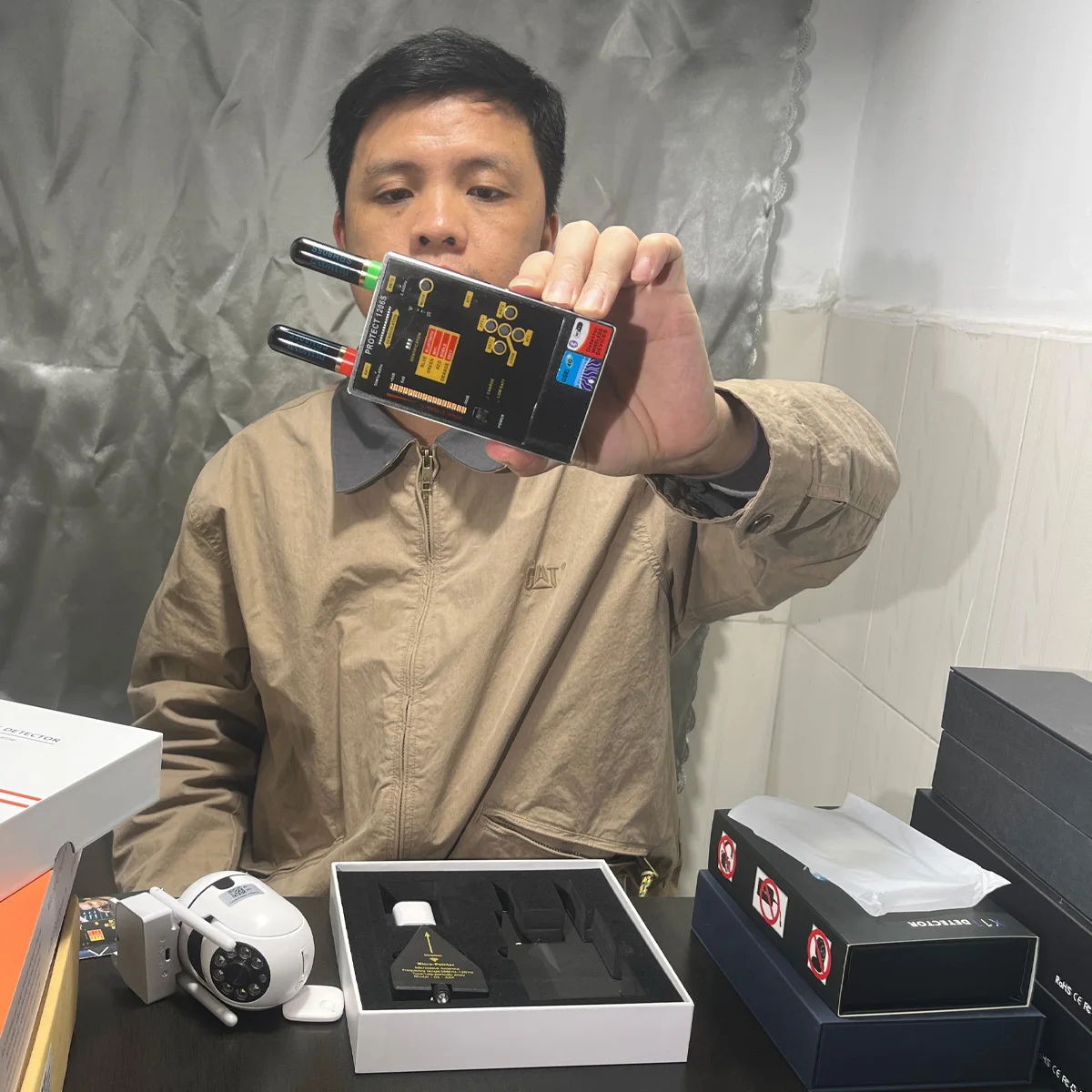 

Профессиональный детектор скрытых камер PROTECT1206S: устройство для защиты от шпионажа, GPS-трекеров, подслушивающих устройств, сканер сигналов Wi-Fi/Bluetooth