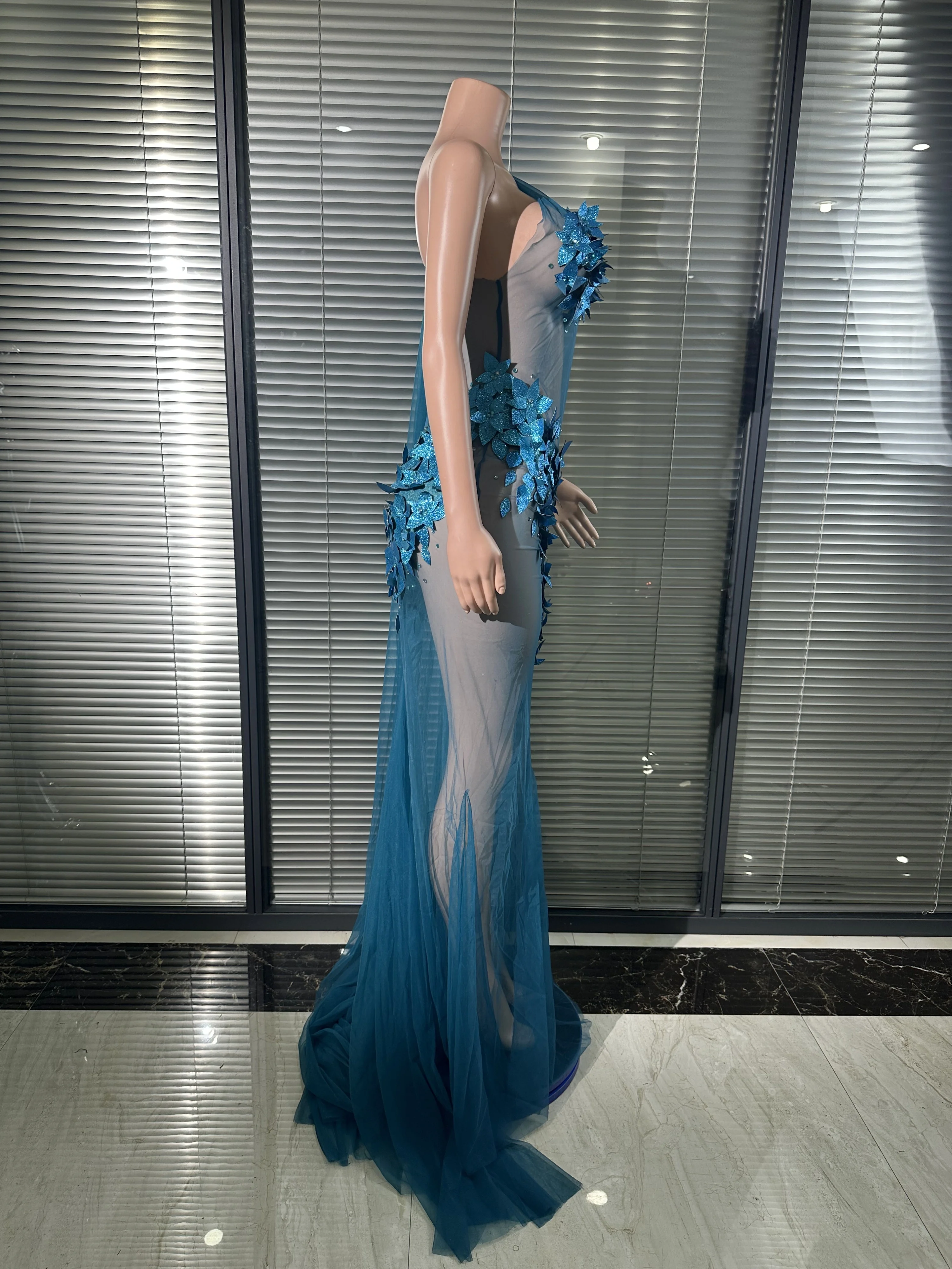 Abito lungo glamour opulento con una spalla impreziosito con prospettiva floreale in rete 3D, cocktail party, gala, tappeto rosso