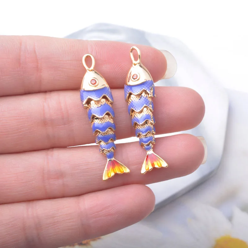 1 Stück Kupfer 18k vergoldeter Emaille 3D Fisch Anhänger Damen Königsblau Langer Schlüsselanhänger Handtaschen-Halsketten-Anhänger DIY Schmuckherstellung – Detail 3