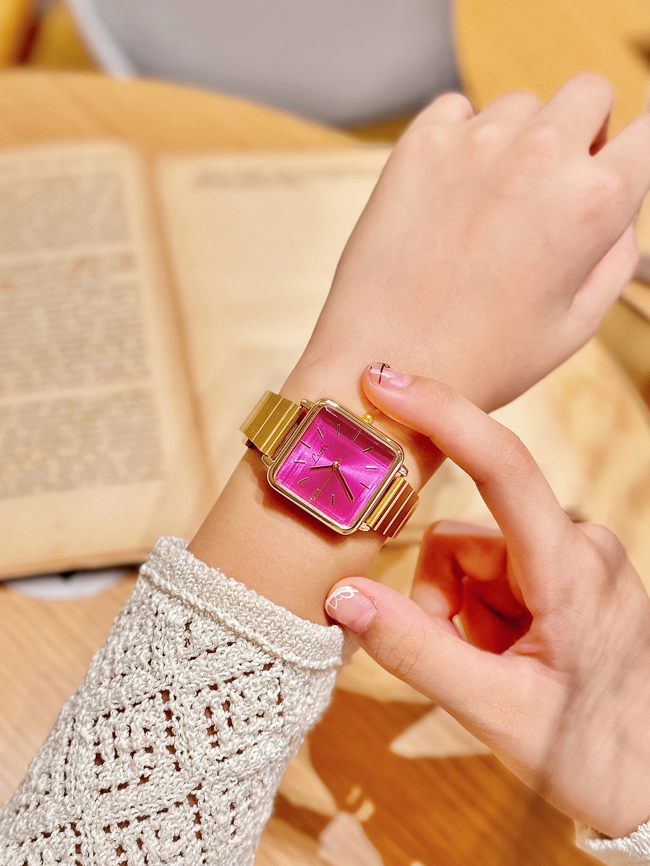 قطعة واحدة من ساعة نسائية ريترو بسيطة وأنيقة بحزام من الفولاذ المقاوم للصدأ ساعة كوارتز بمينا مربع كاجوال عصرية مقاومة للماء مناسبة للارتداء اليومي والعشاء والمناسبات الأخرى للمعصم المزخرف