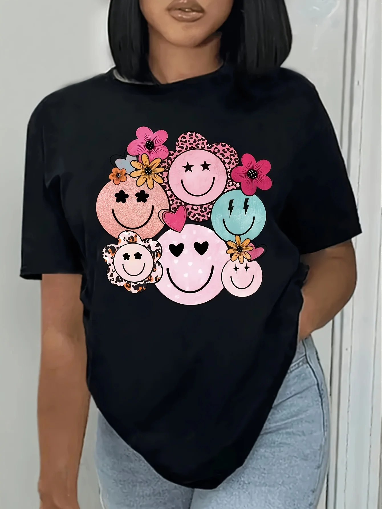

Vibrant Smiling Face Graphic Tee - Soft Breatit Casual Top for Spring and Summer Women's Fashion Clothing hable Crew Neck