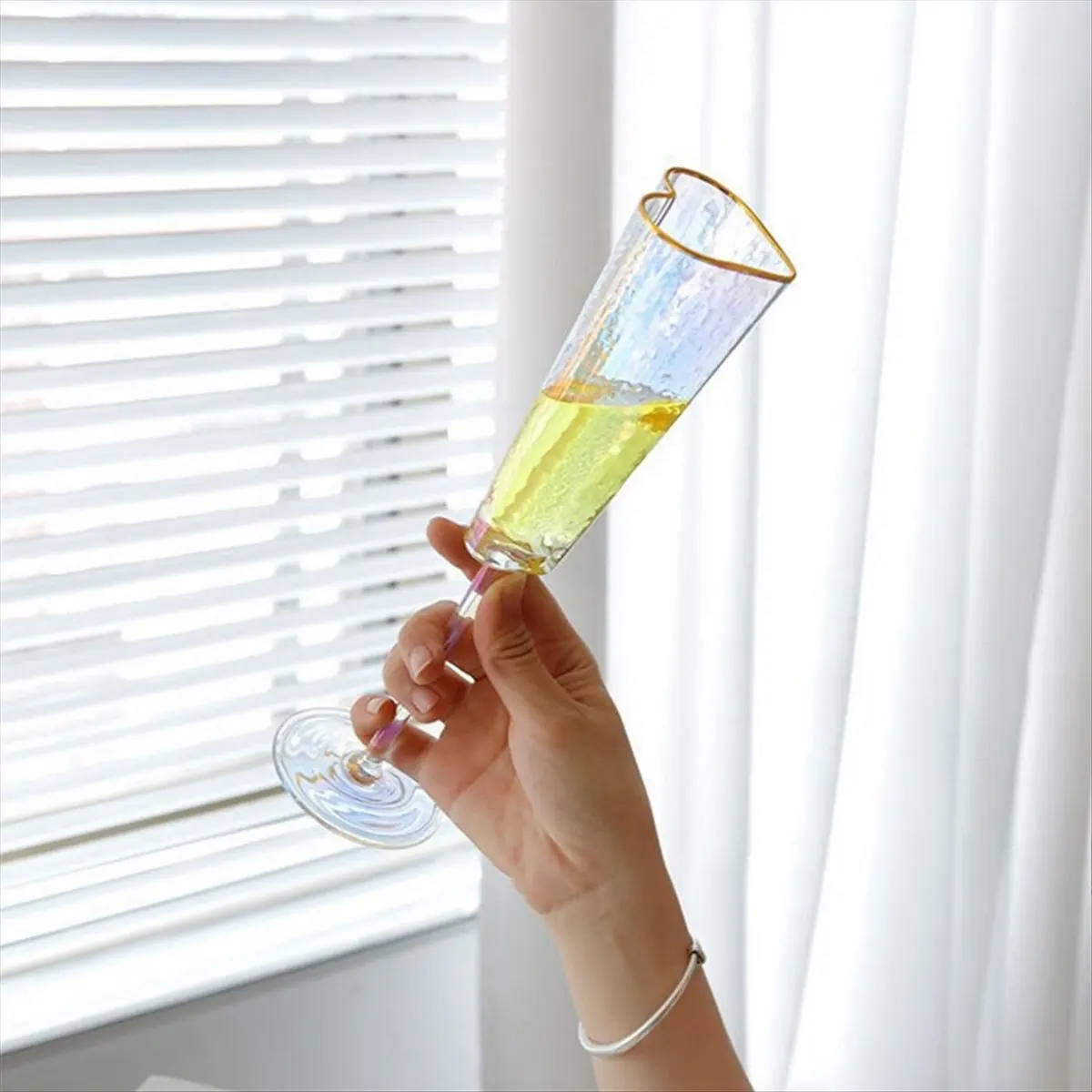 2026 Trend 2 Pack Fashion Gold Rimmed Heart Shaped Glass Goblet Wine Drinking Glass for Home Party Club