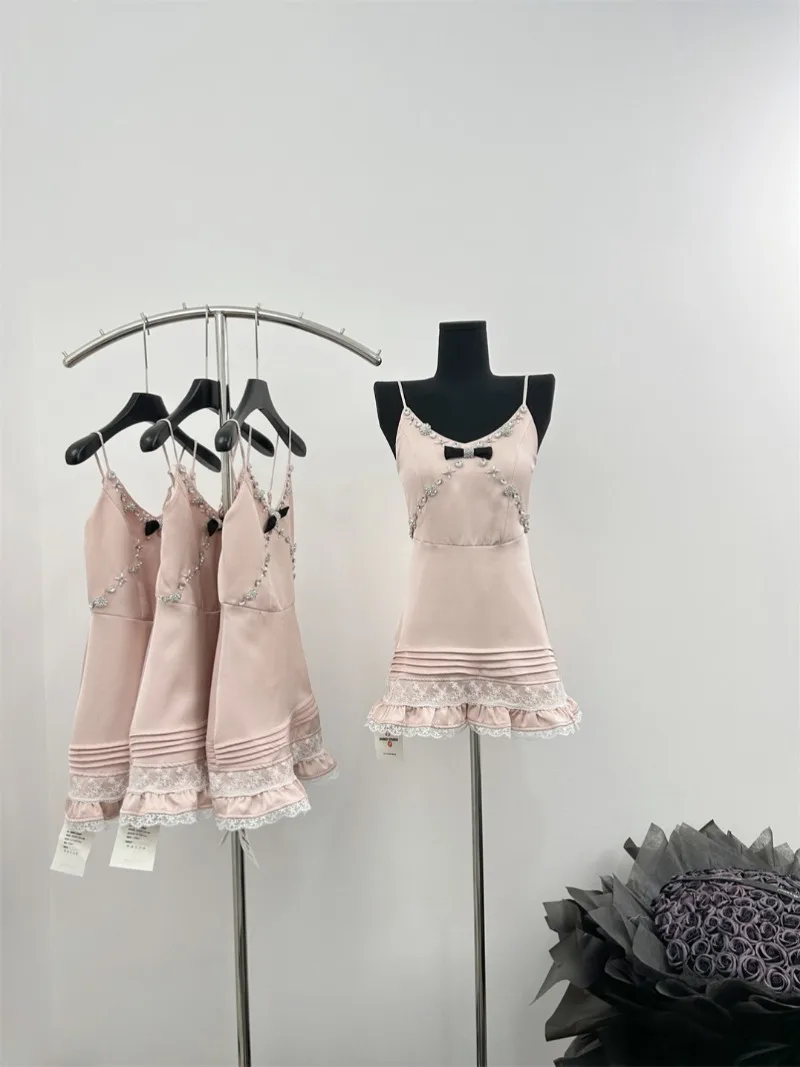 Słodki gorąca dziewczyna różowy satynowy kryształ górski sukienka na ramiączkach damski letni dekolt w szpic Slim Fit koronkowa krótka sukienka ubrania damskie