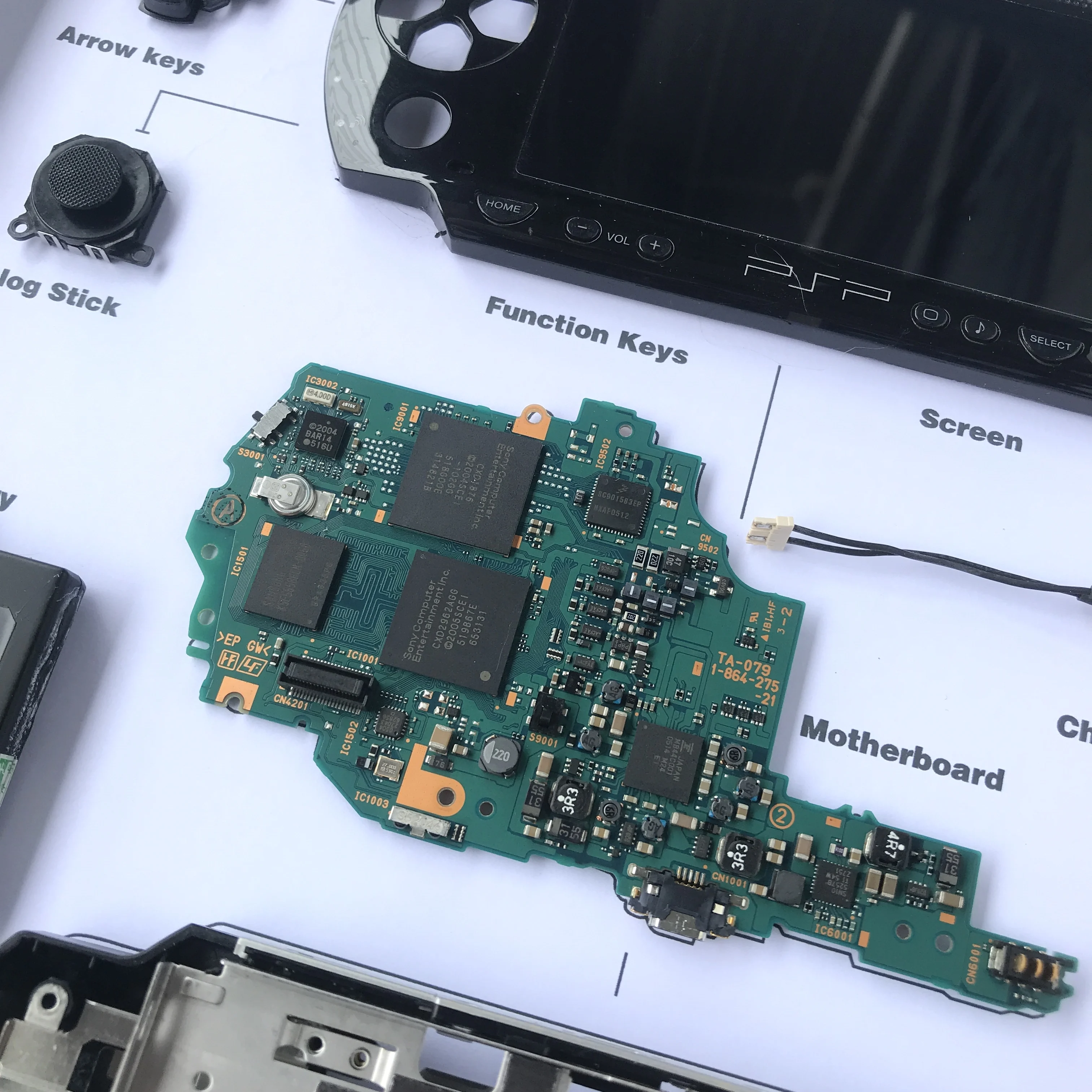 Game console disassembled specimen decorative painting Sony Nintendo PSP disassembled display collection electronic parts assemb