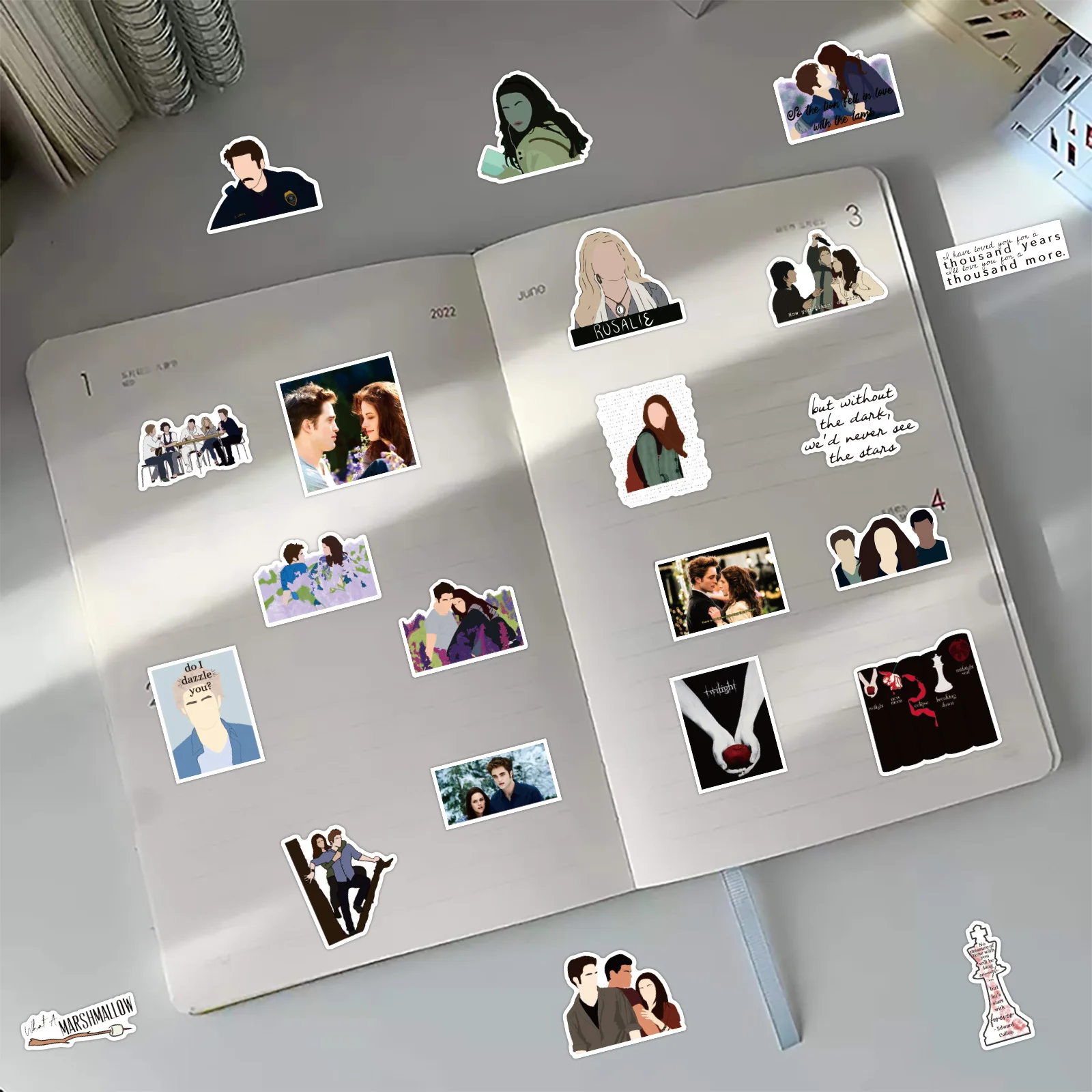 สติกเกอร์ลายการ์ตูนจากภาพยนตร์ Twilight แบบใหม่ 50 ชิ้น สติกเกอร์ตกแต่งลายกราฟฟิตีกันน้ำ สติกเกอร์กราฟฟิตีแบบส่วนตัวสำหรับตกแต่งสมุดภาพ DIY