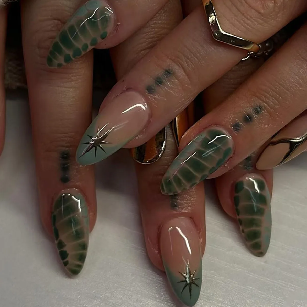 24 Stücke Mode Süße Kühle Falsche Nägel Krokodildruck Nagel 3D Silber Unregelmäßige Metalllinie Drücken Sie auf Nägel Französisch Mandel Nagelkunst