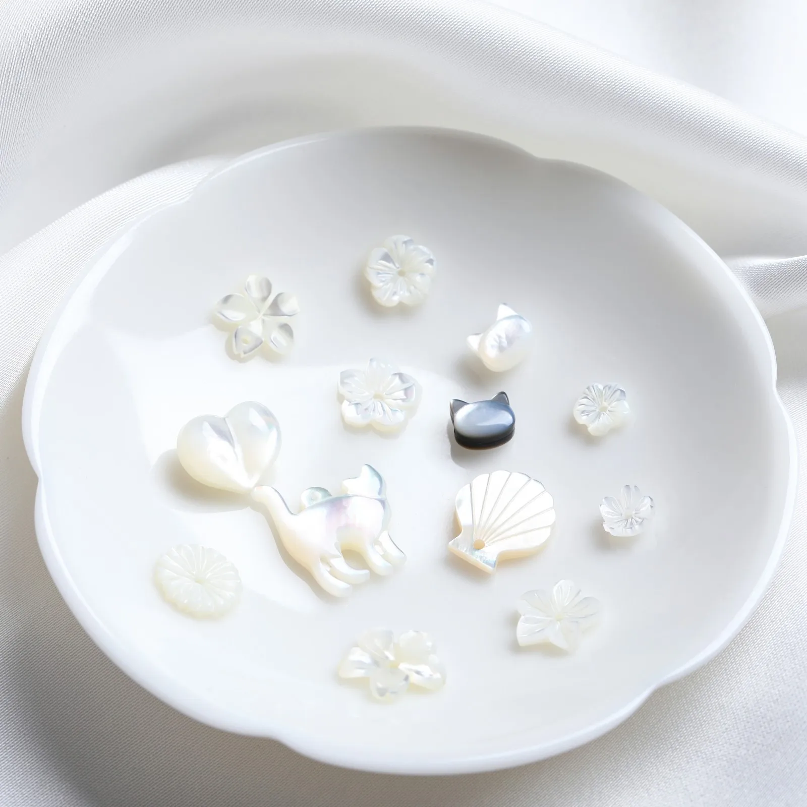5 Stück/Set Natürliche Weiße Perlmutt-Muschelperlen in Geschnitzter Katzen- und Blumenform für Schmuckherstellung DIY Halskette Armband Zubehör – Detail 9