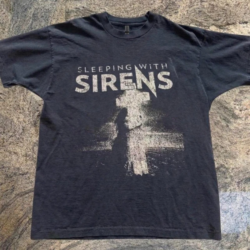 Sleeping With Sirens Band-T-Shirt mit weißem Kreuz-Design. T-Shirt für Männer und Frauen im Y2K-Stil