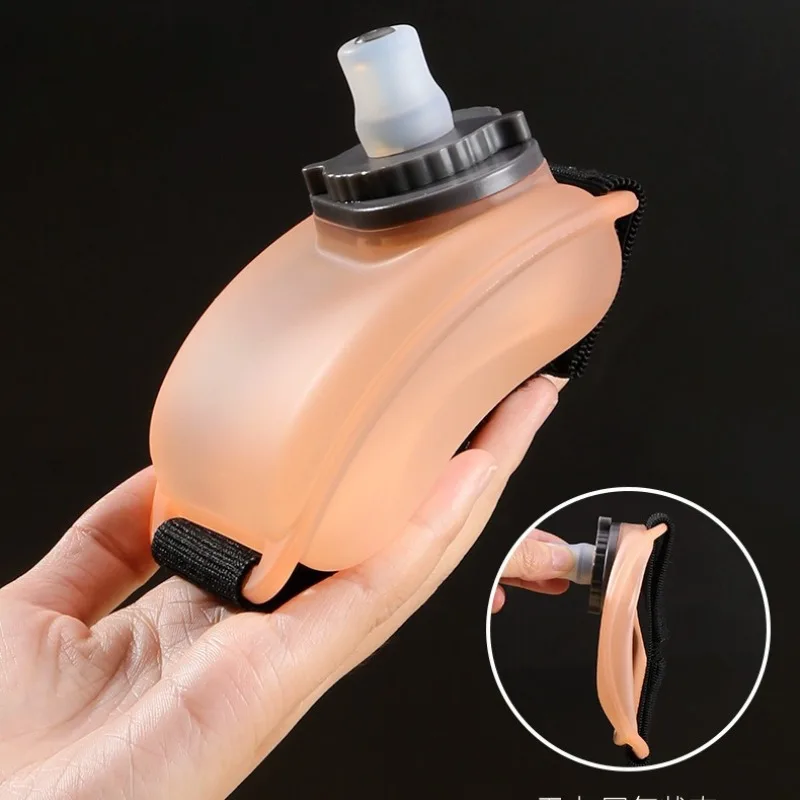 

Спортивная бутылка для воды на запястье, пищевая силиконовая чашка для воды, креативная и портативная для езды на велосипеде, бега и альпинизма