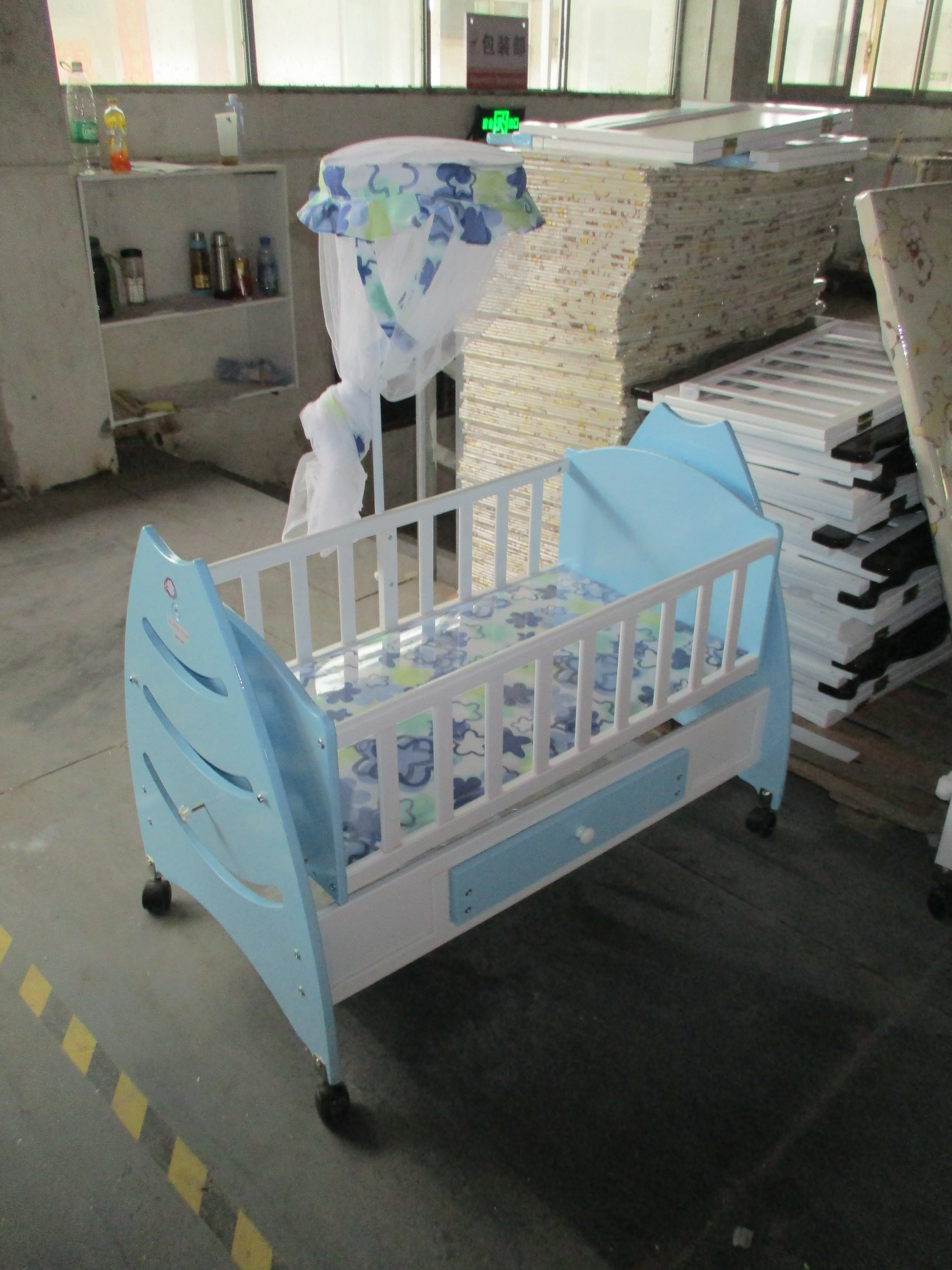 OEM  MDF Multi Functional Baby Cot Bed Baby Crib with Removable Drawers With Mosquito net  and Wheels Animal Design