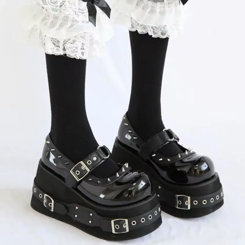 النساء أحذية رياضية إسفين عالية الكعب أحذية الصيف الساخن ستار الكتابة على الجدران النساء أحذية على منصة القوطية لوليتا ماري جان منصة أحذية رياضية