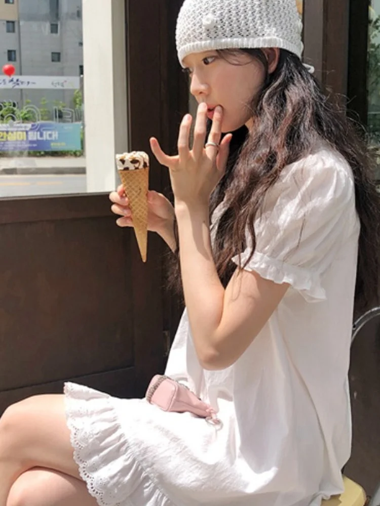 Biała kwiatowa aplikacja, łączona z oryginalnym wzorem wiązania, modna damska odzież, nowość na lato 2024.