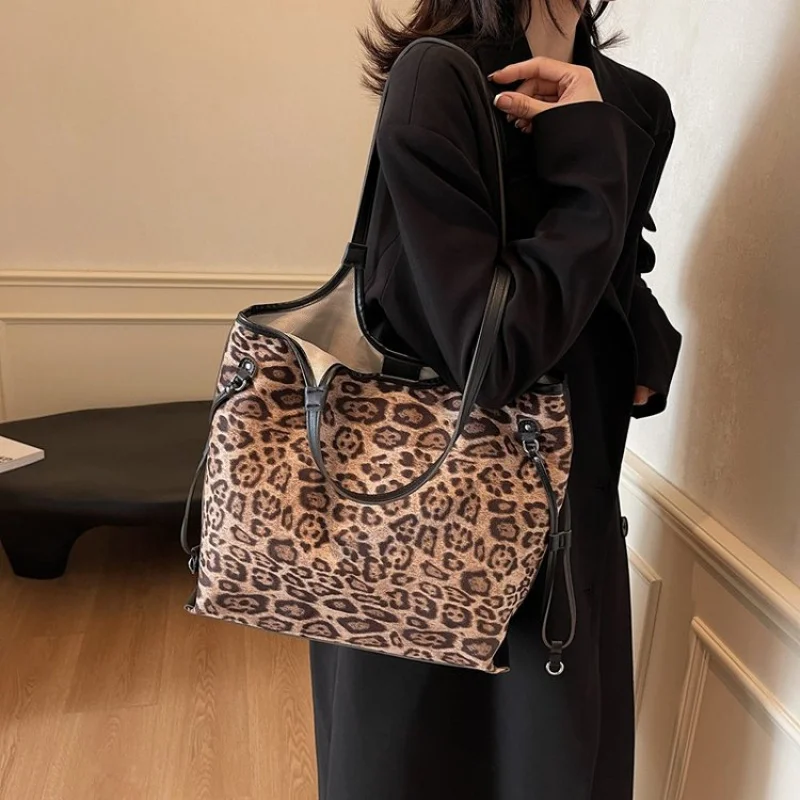 세련된 여성용 가죽 핸드백, 캐주얼하고 트렌디하며 세련된 데일리룩을 자랑합니다. ​