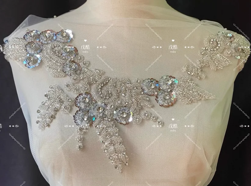Hand-beaded rhinestones, rice beads, sequins, embroidered crochet collars, dresses, wedding dresses, dance clothes, children's r