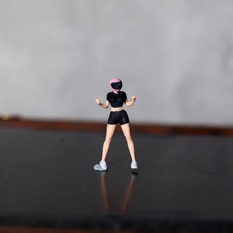 1/64 ピンクヘルメットオートバイガールミニチュア Minifigura DIY フィギュアモデルシーンクリエイティブ写真ディスプレイコレクション装​​飾