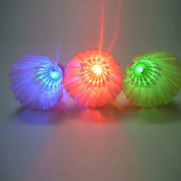 

2 шт. светодиодные воланы для бадминтона с красной подсветкой, светящиеся LED-воланы для бадминтона, случайный цвет
