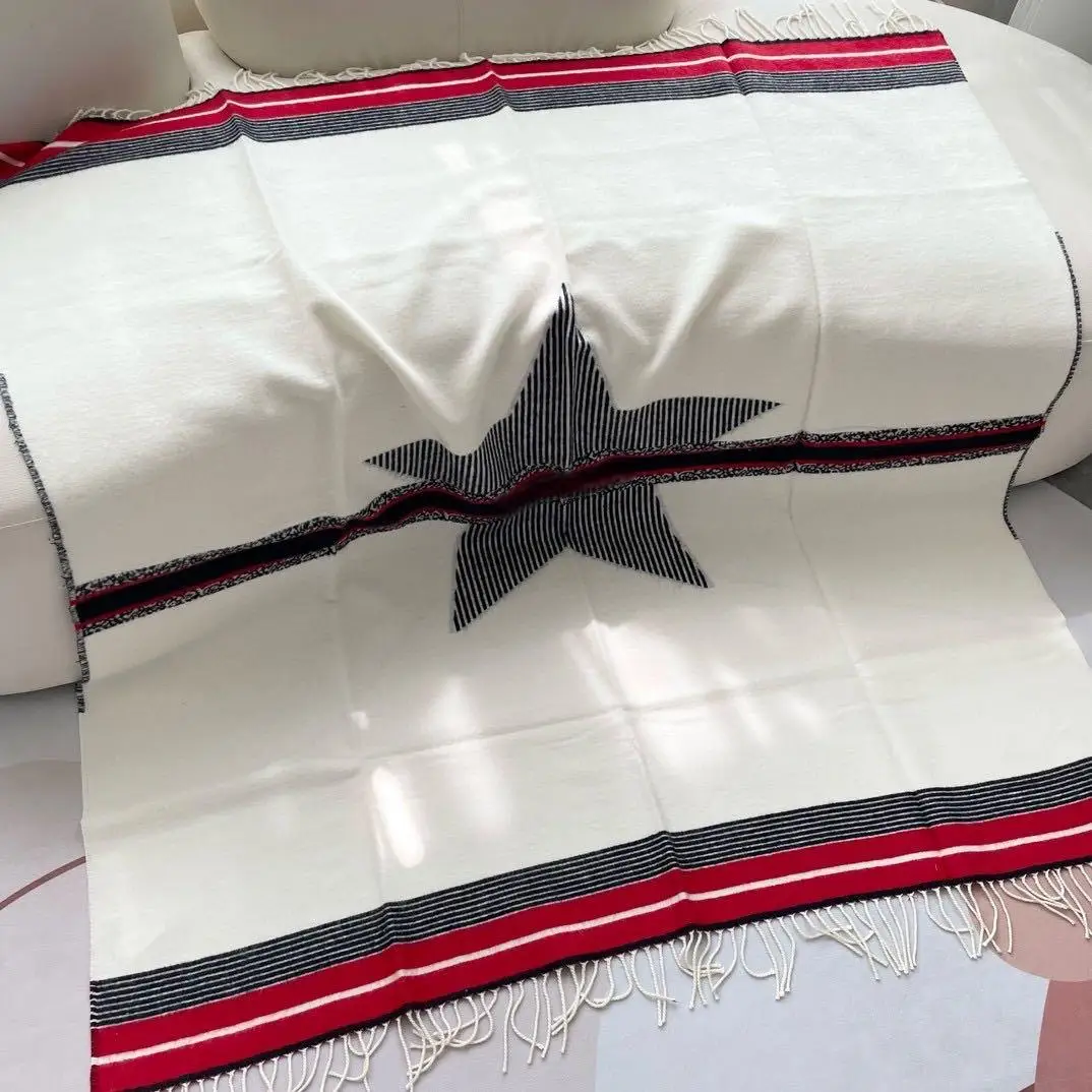 الإكسسوارات النسائية الجديدة والأوشحة وتدفئة الرقبة والشالات وهدايا العطلات جميعها مصنوعة يدويًا من قبل الفنانين الماهرين. #1