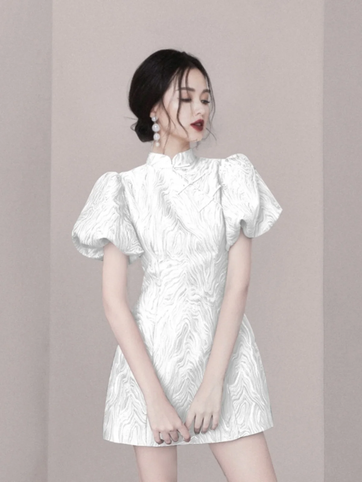 

Новое китайское белое вечернее платье с воротником-стойкой, улучшенное, с вышивкой и рукавами-фонариками, для подружки невесты на свадебную тостовую церемонию