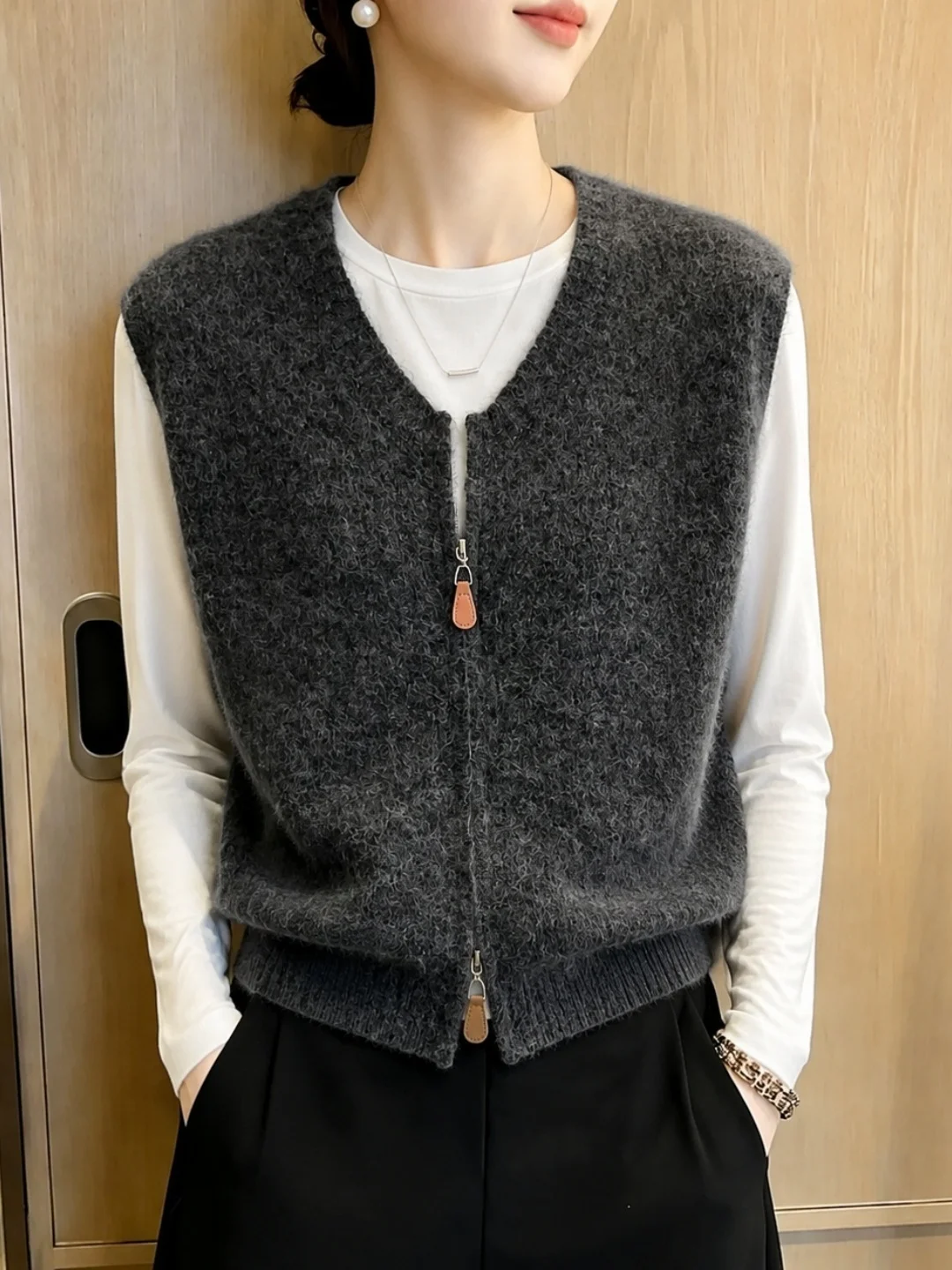 Elegant Zipper Knitted Vest Women's Fashion Layering Top Simple Style Commute Wind Autumn New Arrival Versatile Poem Art Lin