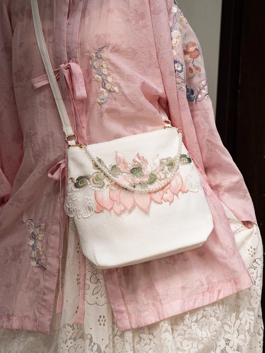 

Chinese Traditional Hanfu Cheongsam Bag Lotus Embroidery Versatile Large Capacity Bag For Daily Travel And Single Shoulder Bag