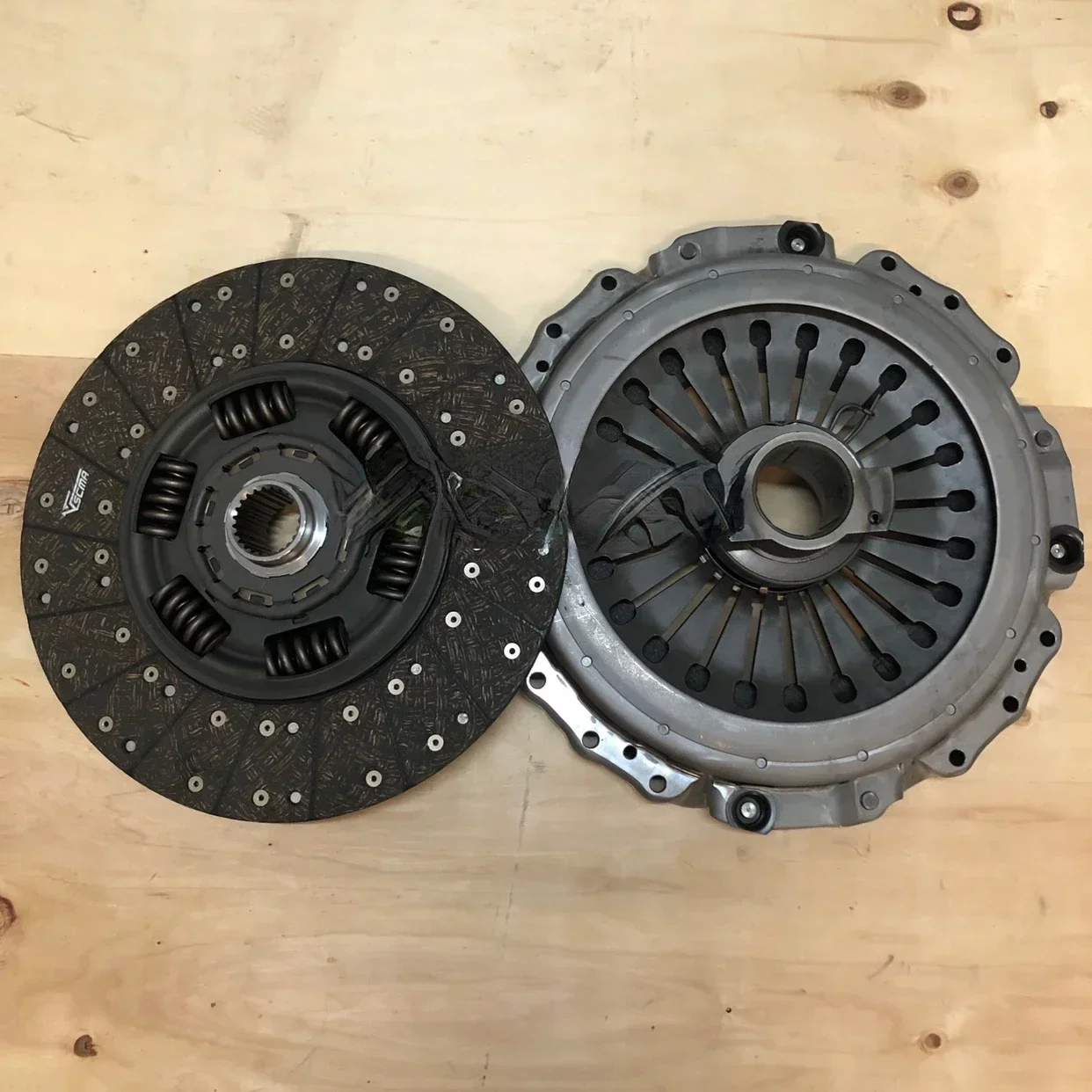 

Hot sales Applicable to Scania Pump Truck Truck Clutch Pressure Plate Clutch Plate Clutch Release Bearing Three-Piece Set