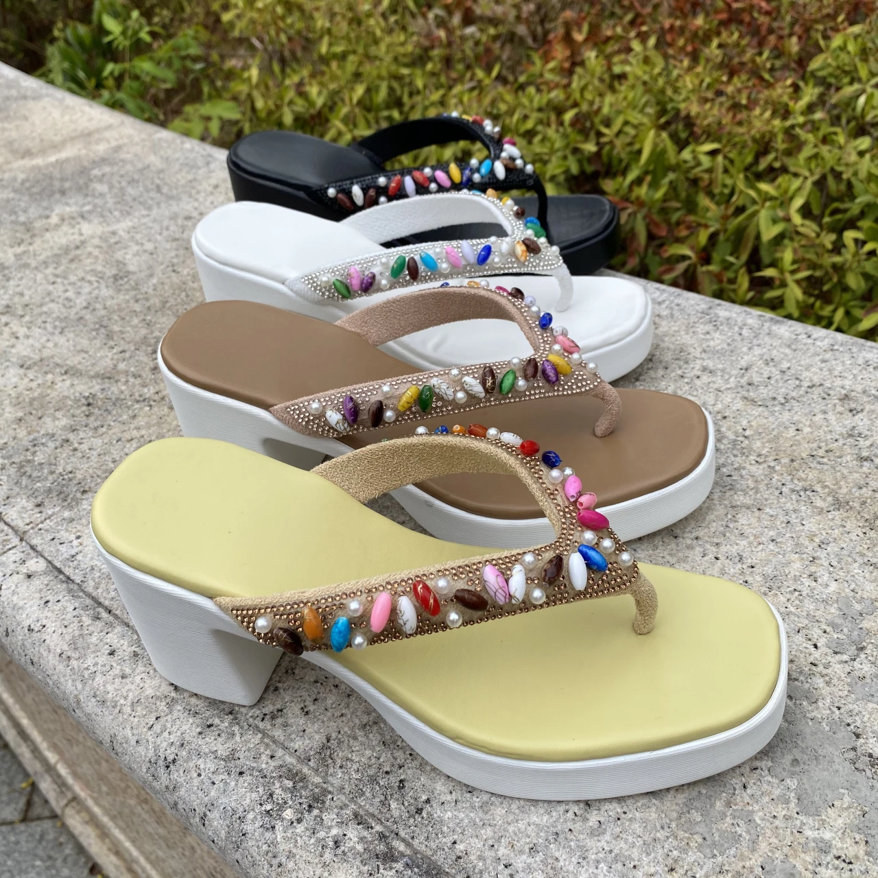 

В 2023 году появится новый стиль модных шлепанцев со стразами. Женщины могут носить босоножки на толстом каблуке с квадратным носком.