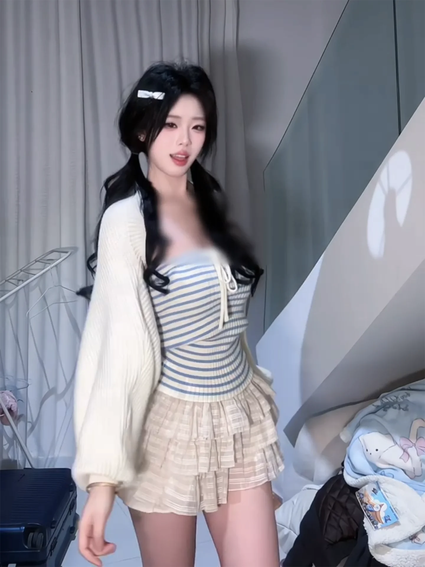 

Новый комплект из двух предметов: вязаный кардиган и топ-бандо в полоску в корейском стиле 2026 года. Красивый вязаный свитер-комплект для повседневного и элегантного весеннего образа.