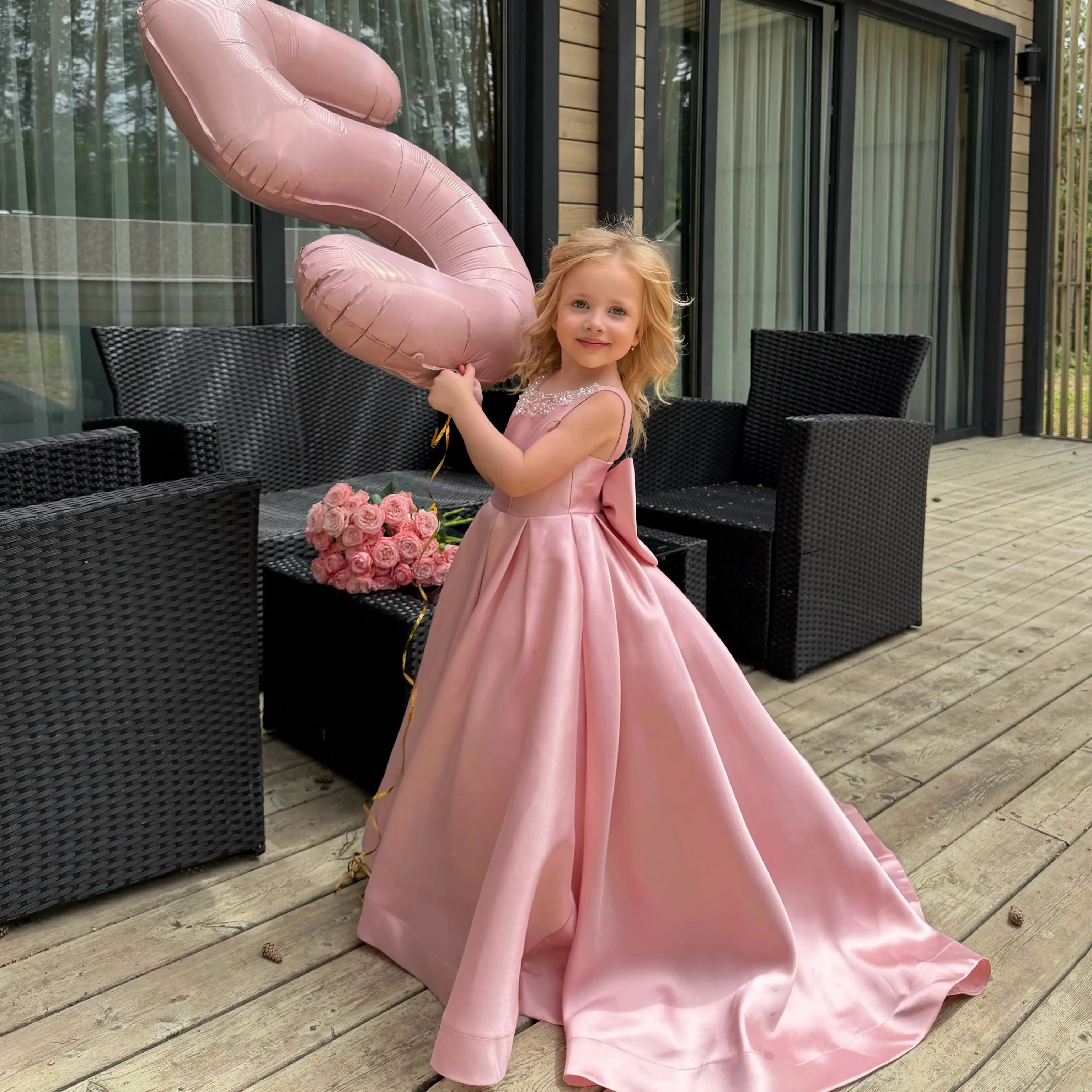 Elegantes rosa Satin-Floristenkleid mit Schleife, bodenlang, für Hochzeit, Kindergeburtstag, Erstkommunion. – Detail 1