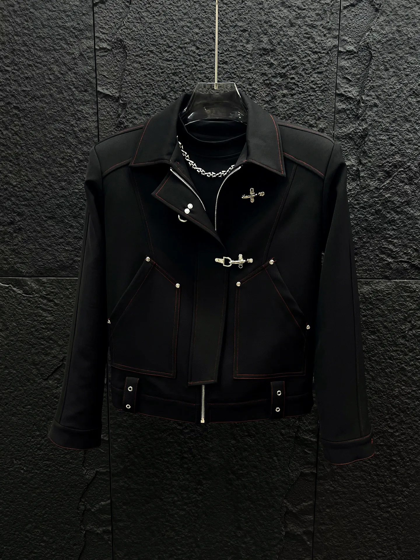 Mens Metal Cropped Jacket Contrast Stitching Deconstructed Shoulder Coat for Runway Styling and Performance Outfits
