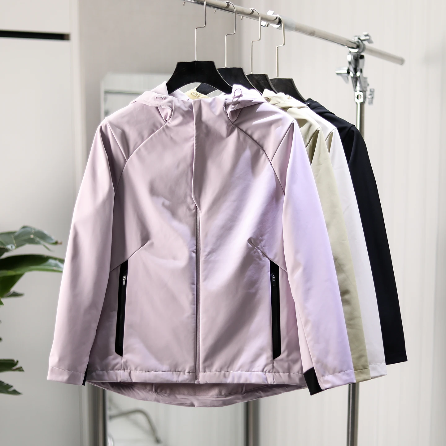 

Женская уличная ветрозащитная водонепроницаемая куртка с проклеенными швами, на молнии, с флисовой подкладкой, с капюшоном, повседневная, приталенного кроя, из полиэстера.