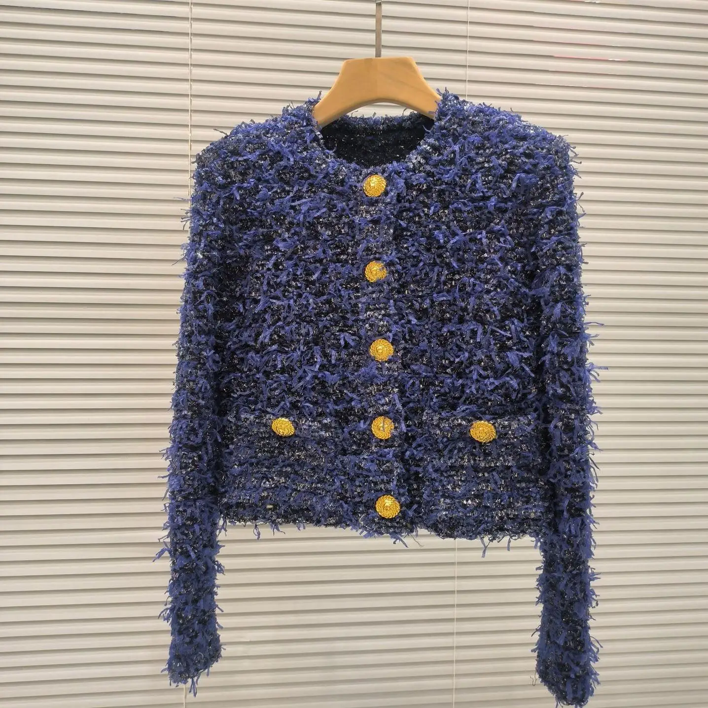 Jaqueta curta de tweed azul e dourada de alta qualidade, com bordados pesados, bainha com babados, estilo doce e gola redonda...