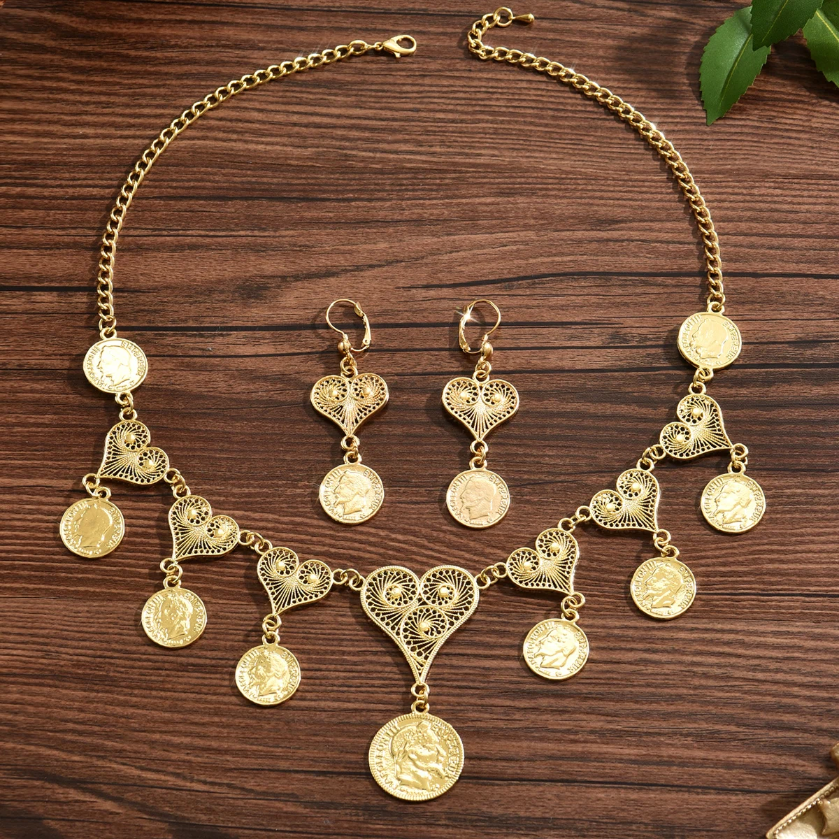قلادة معدنية على شكل قلب مع صورة بشرية وأقراط على شكل عملة معدنية بتصميم بسيط طقم زفاف مكون من قطعتين