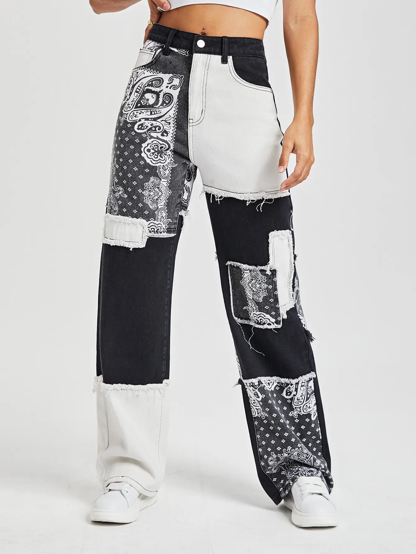 

Джинсы-бойфренды с принтом пейсли, пэчворком, эффектом потертости и широкими штанинами