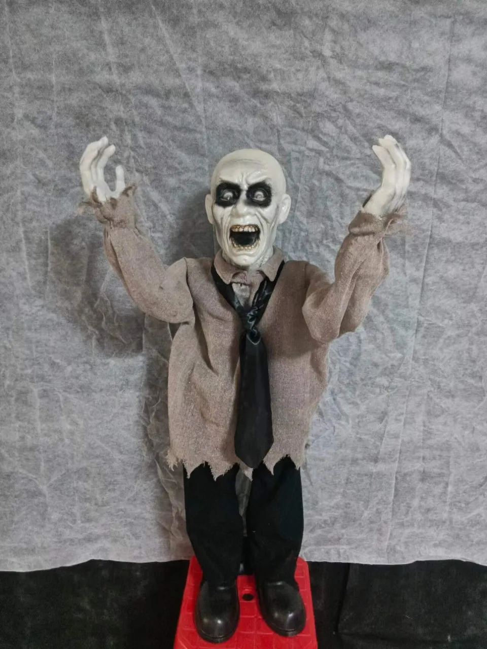 

Halloween Electric Standing Zombie Ghost Suit Man Swing Ghost Haunted House Scene Arrangement Props