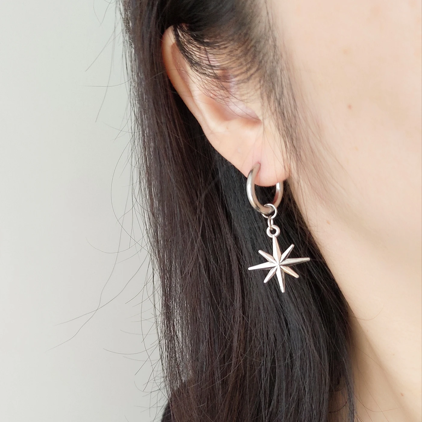 1 Pair of Fashionable, Simple, Versatile, Retro, Hip-Hop, Punk, Trendy, Personalized Stainless Steel Circle Hoop Earrings with Eight-Pointed Star Pendant, Suitable for Daily Wear, Men's Accessories, Decorations, and Or