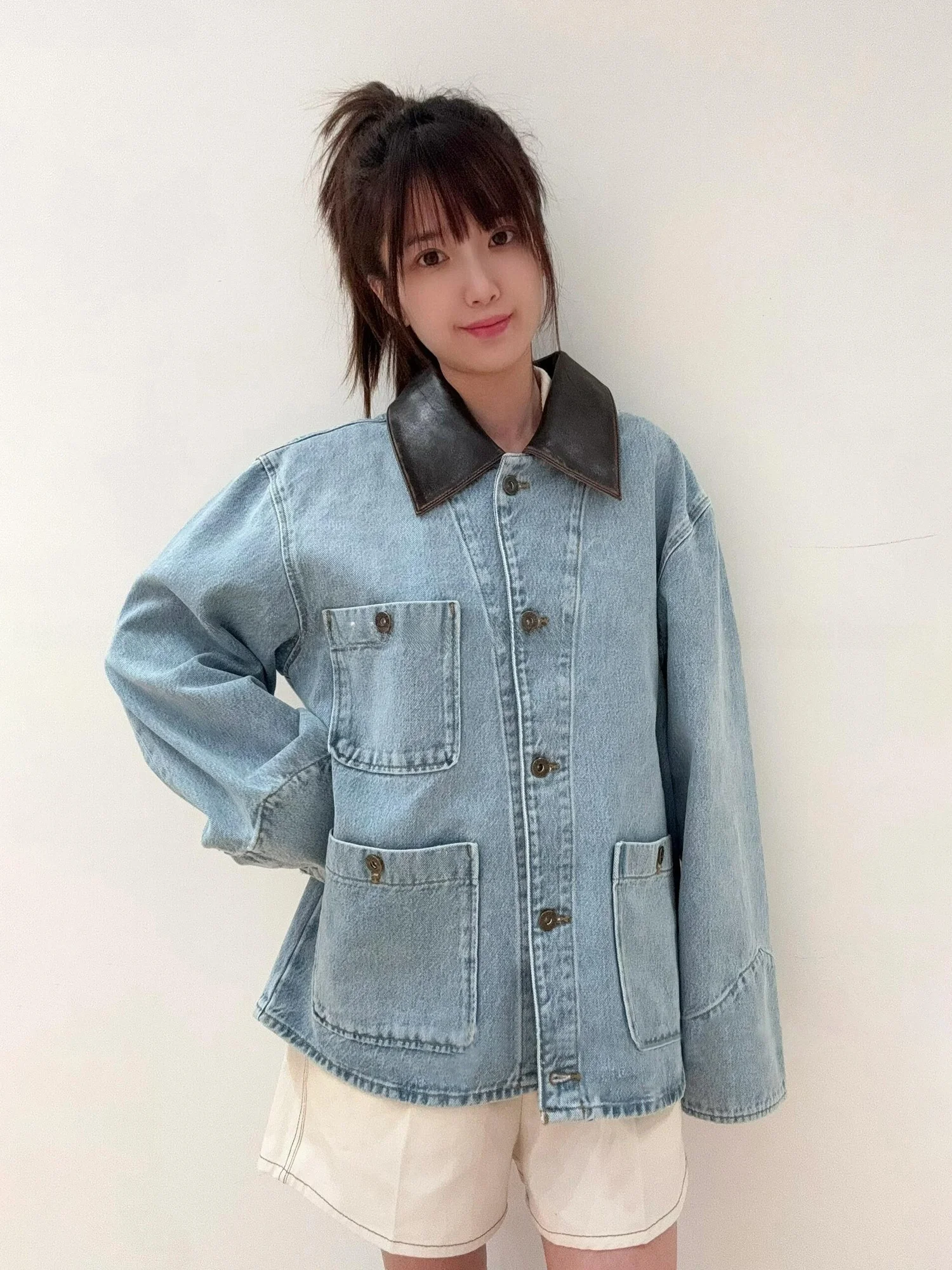 

Повседневное весеннее новое женское модное лоскутное кожаное пальто с воротником на талии, джинсовое пальто-джат Fem Long Sve на пуговицах...