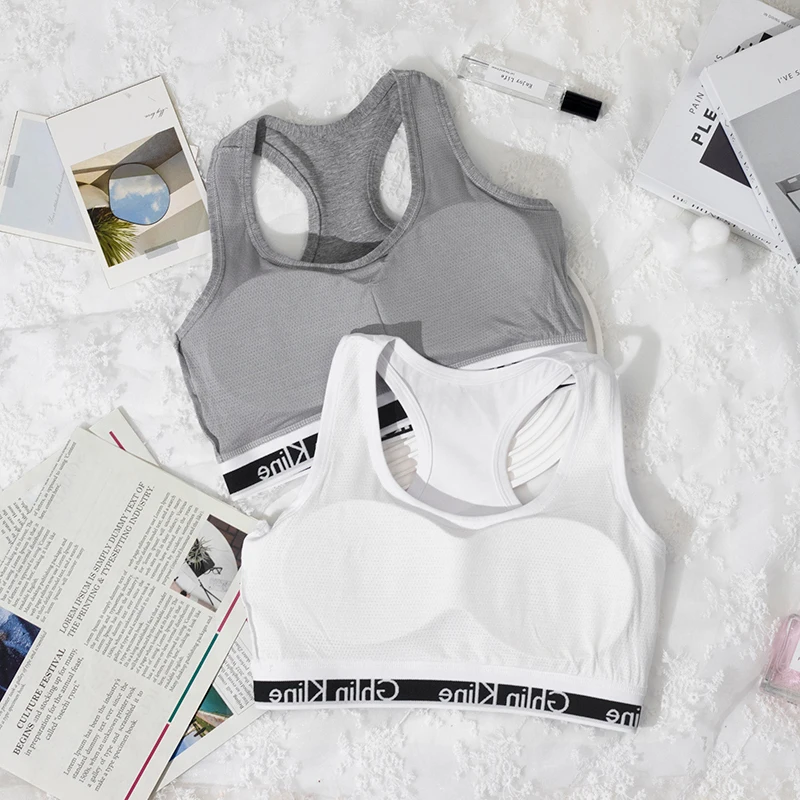 Bavlněná sportovní podprsenka s tílkem s houbičkovou vycpávkou a dámskými sportovními kraťasy - náhled 5