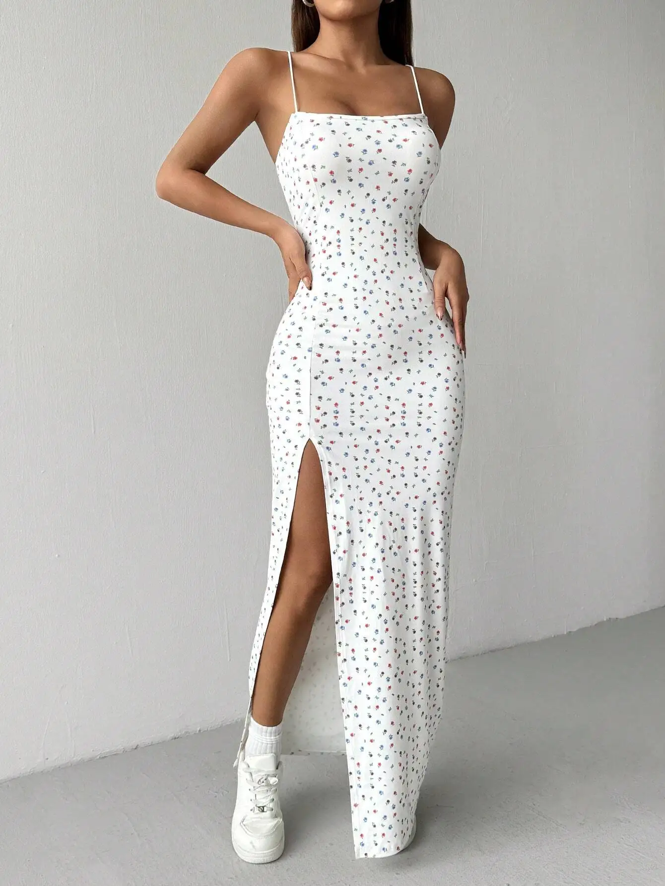 

Белое макси-платье с цветочным принтом и высоким разрезом для лета