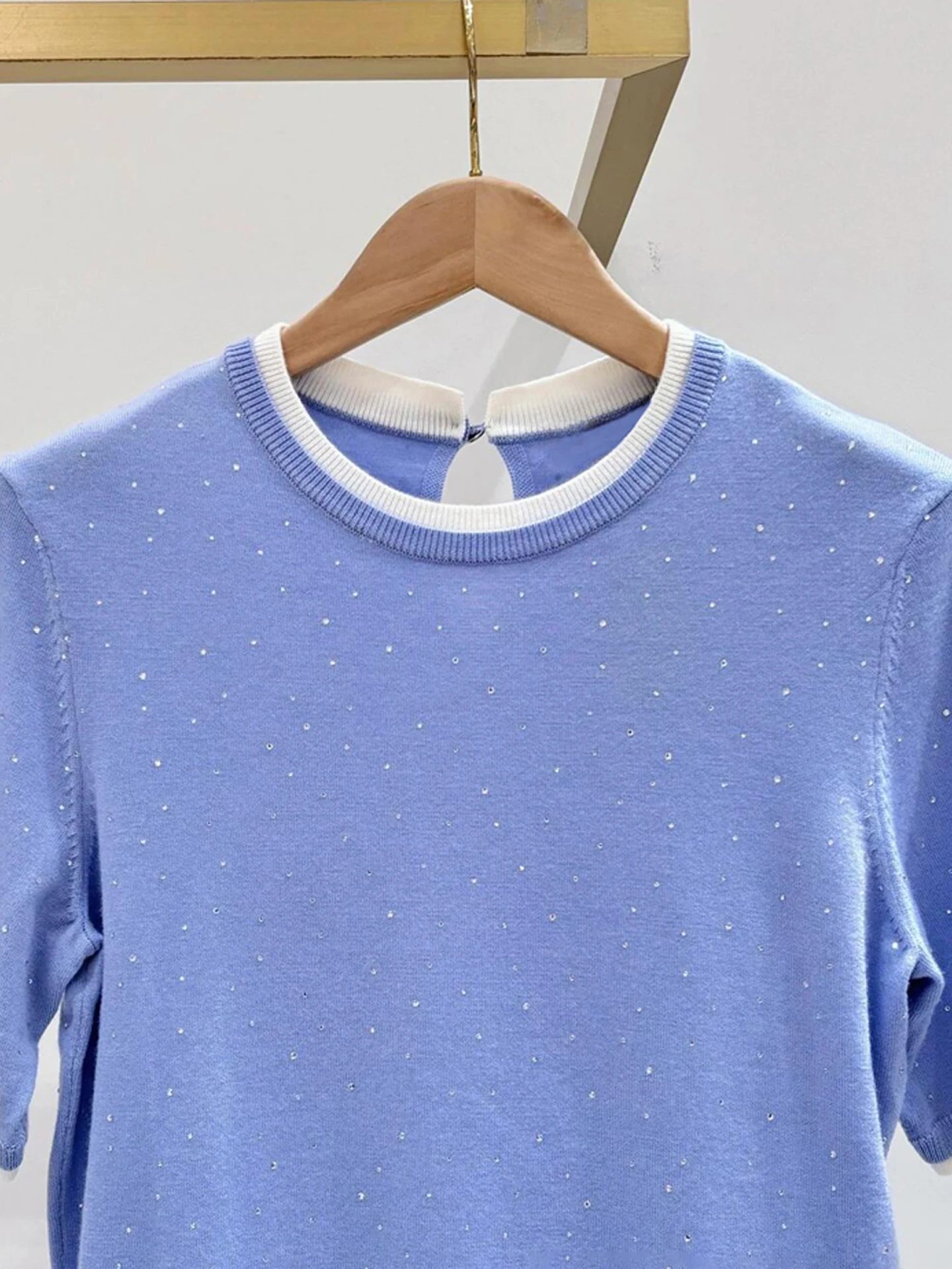 بلوزة نسائية أنيقة محبوكة لصيف 2025، متعددة الاستخدامات مع تطريز الماس، أكمام قصيرة وياقة مستديرة، تصميم عصري مناسب للعمل #4