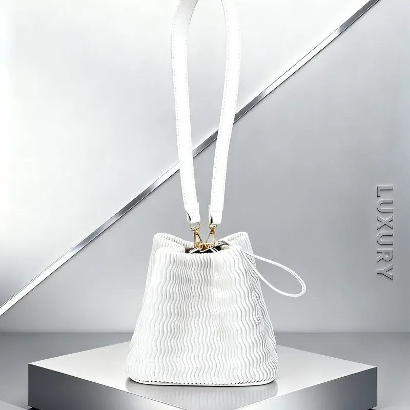 

Fashionable Ladies Messenger Bag In Premium Leather - Classic Handbag With Crossbody Strap By Famous Designer