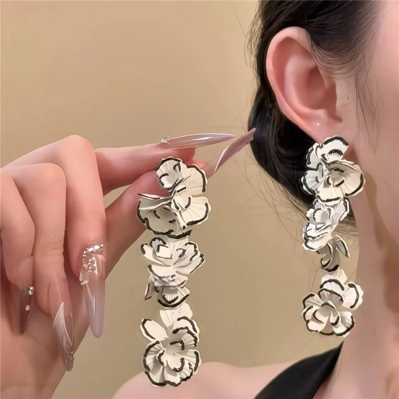 2025 Silver Needle Painted Flower Earrings for Women Unique Design High-End Feelings Daily Accessory Jewelry