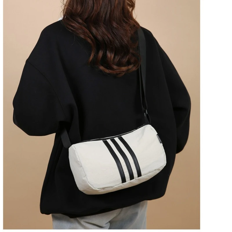New in Fashion Shoulder Messenger Bag Korean Version of Leisure Sports Lightweight Versatile Men's and Women's Messenger Bag