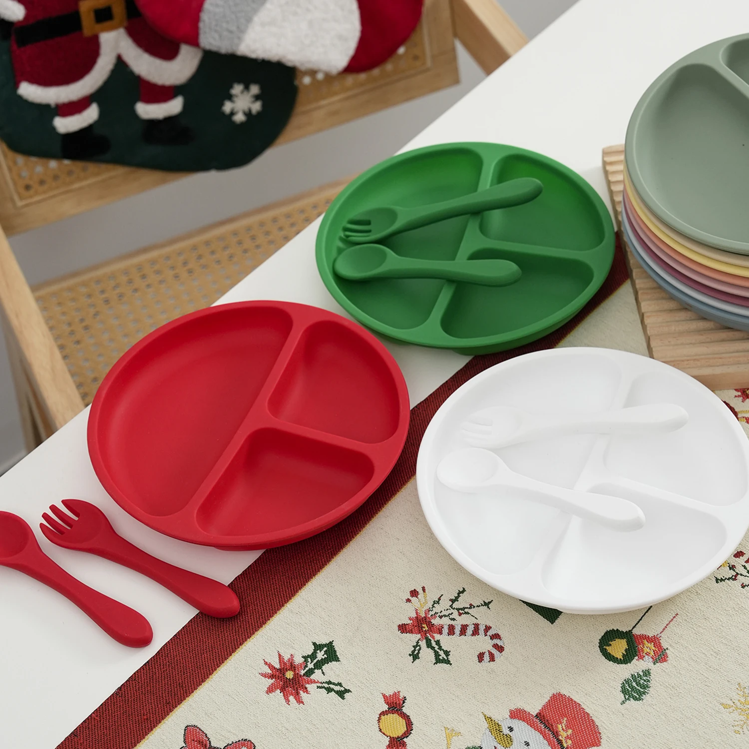 

Color Kids 3PCS Baby Feeding Sucker Dishes Plate Set Silicone Tableware With Spoon Fork Training Utensils Children Dinnerware