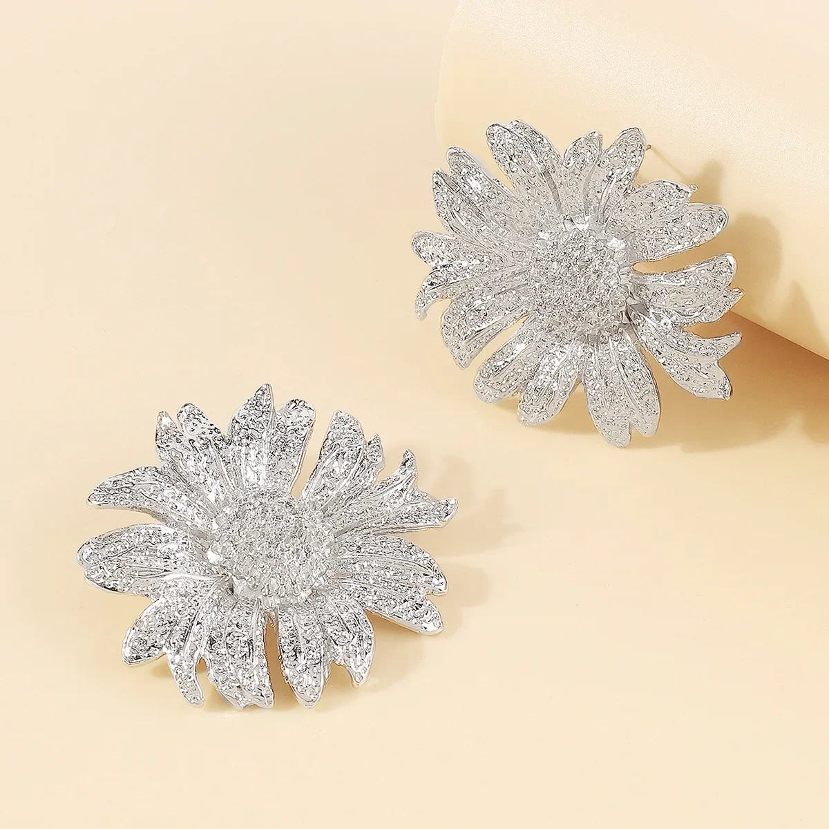 Bohemian Style Women's Metal Flower Earrings Gold and Silver Temperament Personality Exaggerated Earrings Gift Accessories 2024